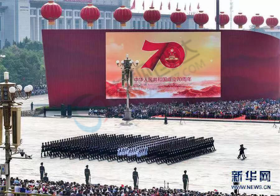 國慶70周年天安門廣場飄帶屏