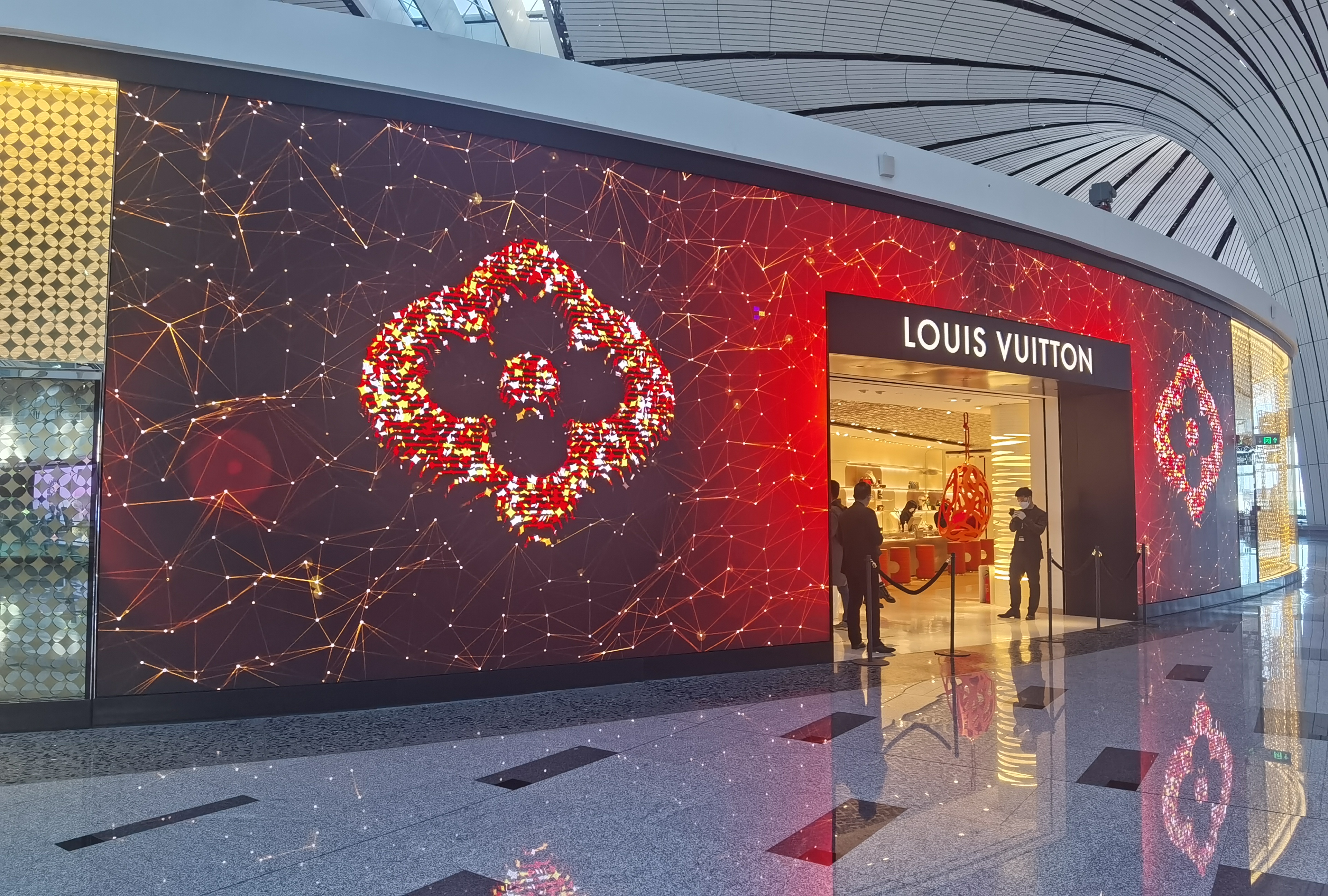 首都機(jī)場(chǎng)LV旗艦店        P1.8      36平米