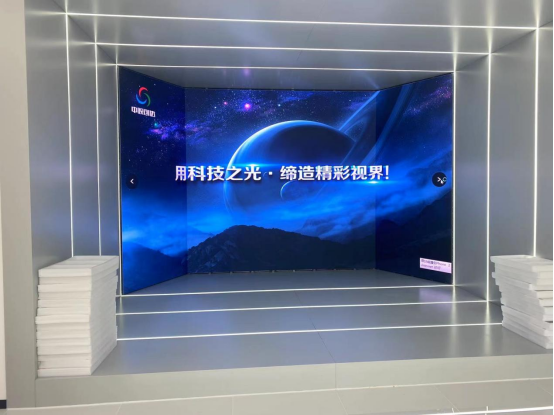 日照市新晟供應(yīng)鏈企業(yè)展廳引領(lǐng)技術(shù)革新，三折LED顯示屏P1.8項(xiàng)目
